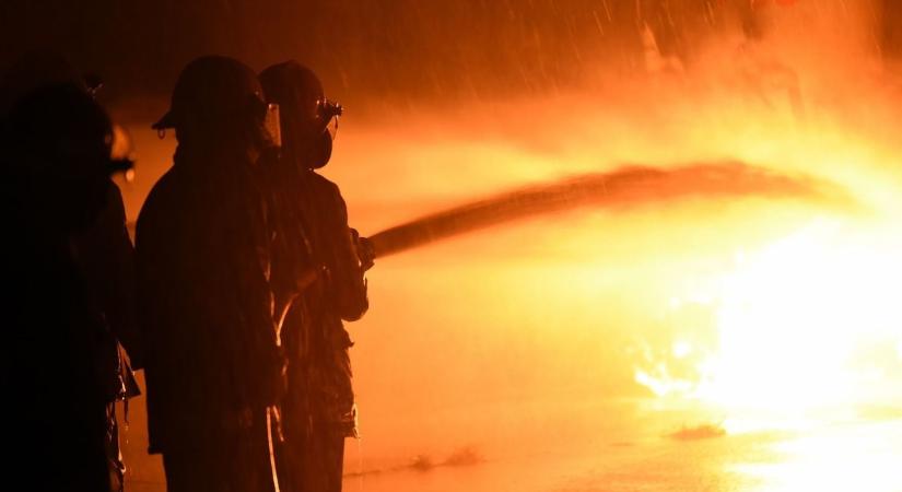 Lángok csaptak fel egy jászkiséri családi házban – éjszaka riasztották a tűzoltókat