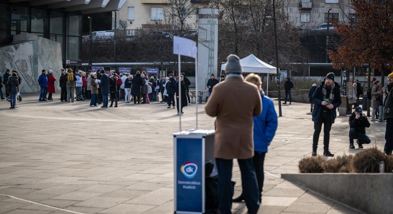 Nagyot küzdenek a kisebb pártok, most kiderül, kit nyel el az ajánlásgyűjtés tengere