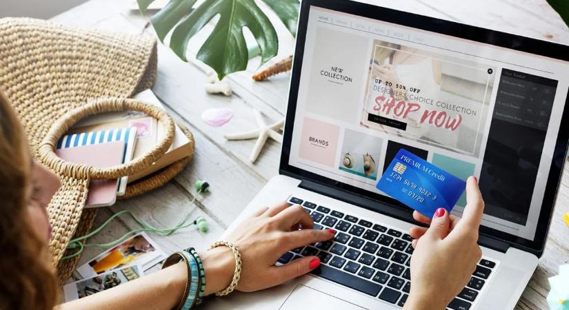 Kényelmi díj mindenhol? Így húznak le téged is a jegyvásárlástól a kiszállításig