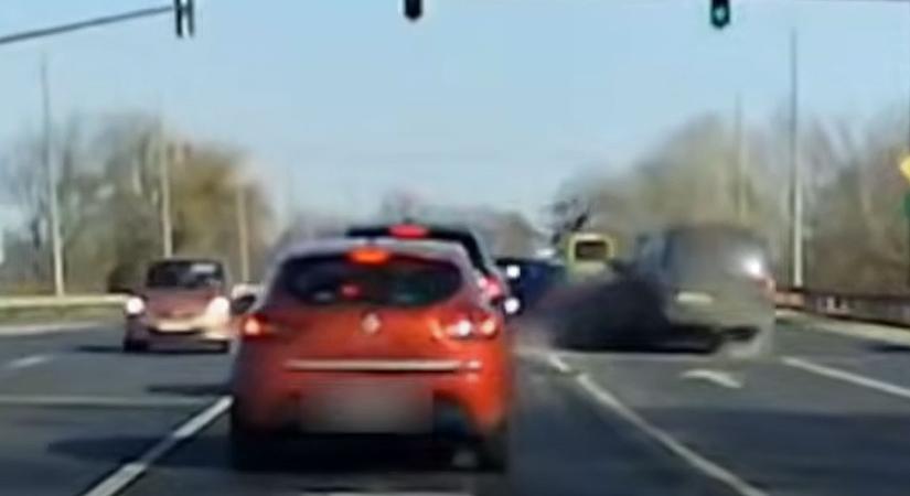 Pofátlanság miatt lett ekkora baleset, videóra vették a debreceni ütközést