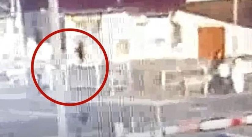 Napfény, tilos jelzés, sorompó – rossz kombináció egy rolleresnek (videó)