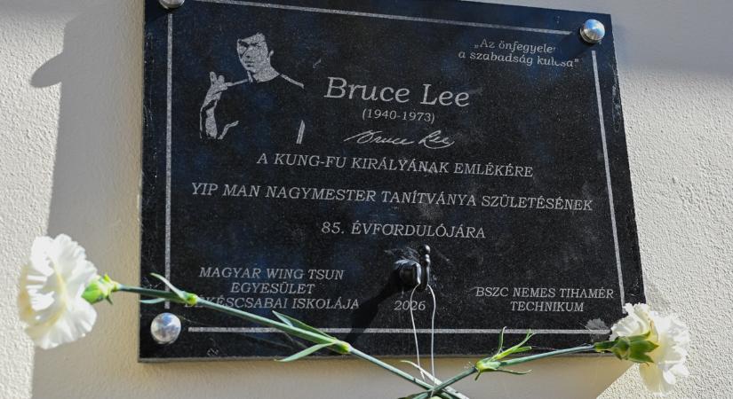 Mit keres Bruce Lee Békéscsabán? Megkaptuk a választ.