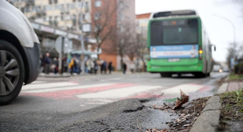 Életveszély két keréken? Rengeteg a kátyú az utakon – a parkolóautomatákkal is sok a gond