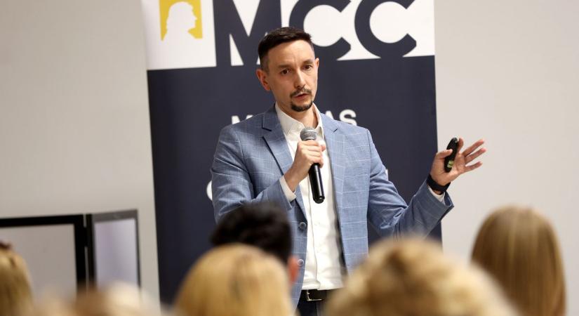 A közösségi média mint csatatér: botrányos videókkal irányítják magukra a figyelmet