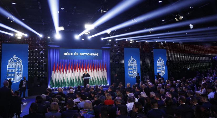 Élő adásban vetkőzni kezdett egy politikus a színpadon, nagyon beleélte magát a beszédébe, botrányba fulladt a Fidesz gyűlése