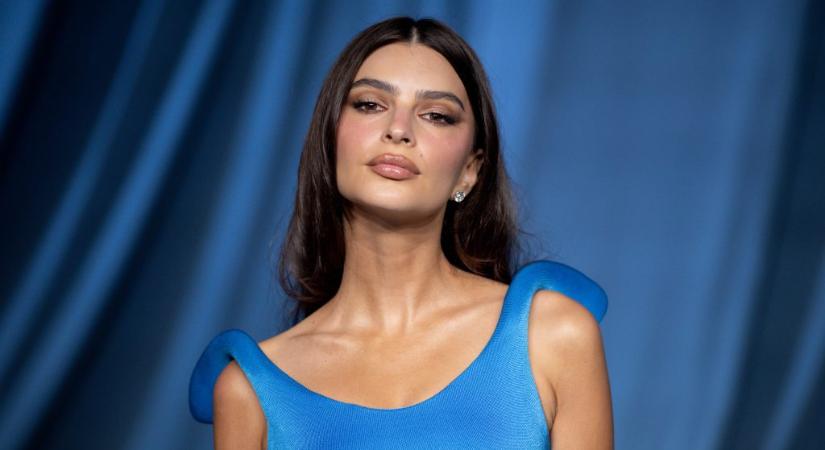 Nincs mit szépíteni: Emily Ratajkowski lefotózta a meztelen fenekét és kiposztolta 30 millió követőjének