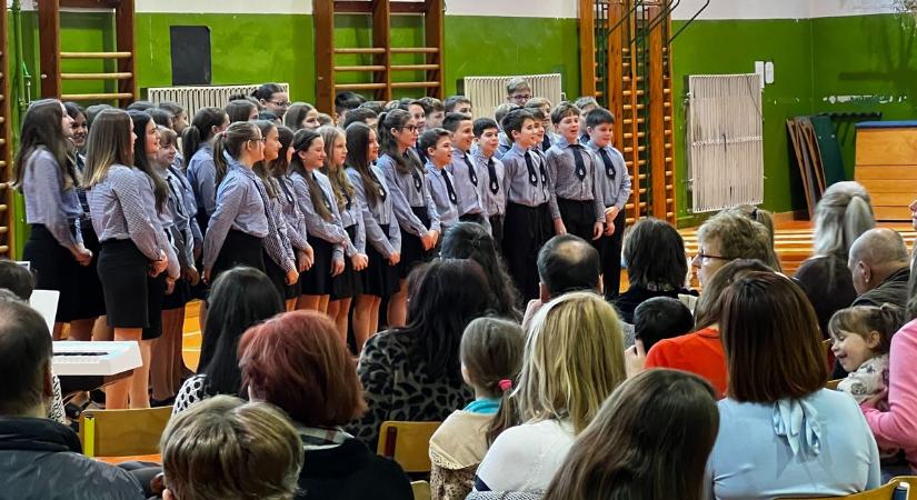 Vastaps a tornateremben: ismét nagy sikert aratott az évfolyamkoncert (képgalériával, videóval)
