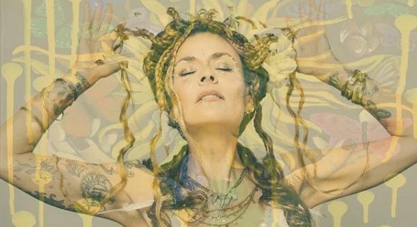 Új szólódallal jelentkezett Chloe Trujillo, a Metallica basszusgitárosának felesége