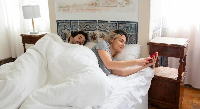 „Csak egy pillanat…” – amikor a telefon elvonja a figyelmet a párkapcsolatban