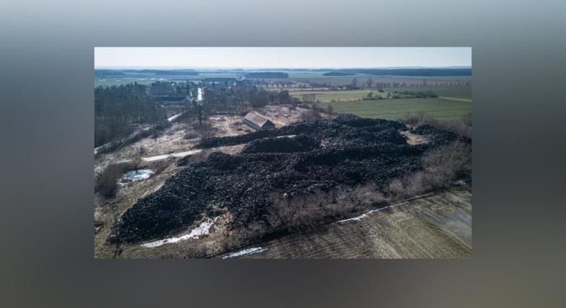 „Itt mindenki elpusztul, az biztos” – hatalmas illegális gumitelepről forgatott Magyar Péter Nagykölkeden