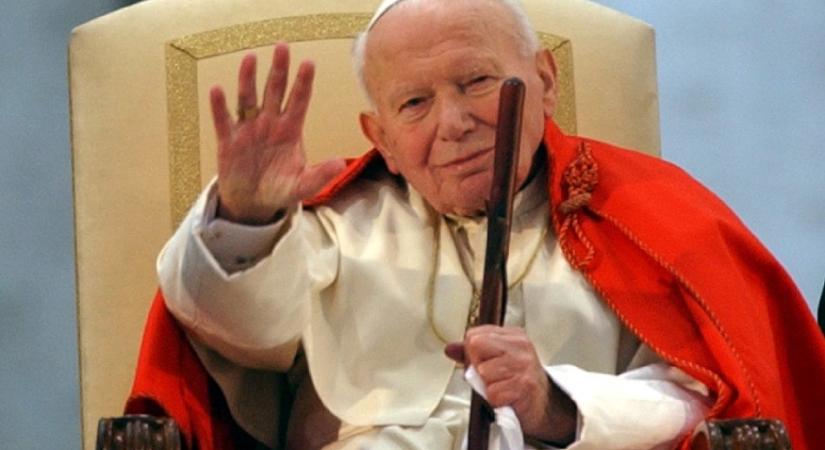 Szent II. János Pál pápa újabb ereklyéje látható a Székesfehérvári Egyházmegyei Múzeumban
