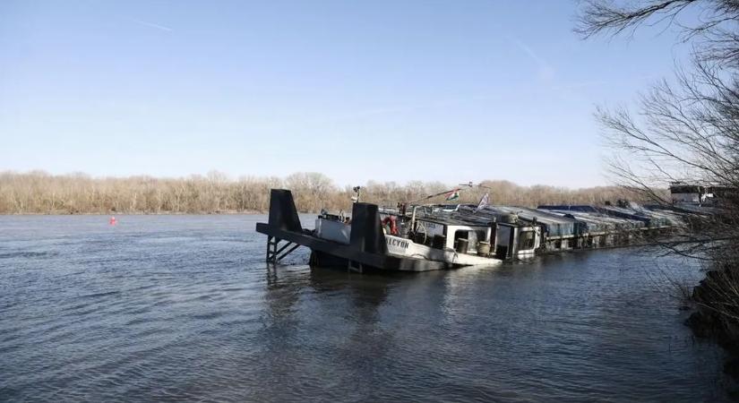 Uszályhajó rekedt a Duna fogságába Vámosszabadinál – fotókkal, videóval