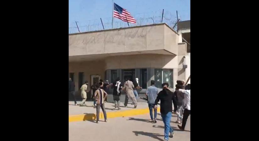 Durvul a helyzet: megrohamozzák az amerikai követségeket, konzulátusokat