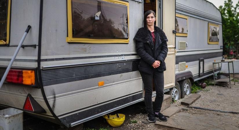 Jákob Zoltán nyújtott segítséget a lakókocsiban élő sashegyi családnak – videó