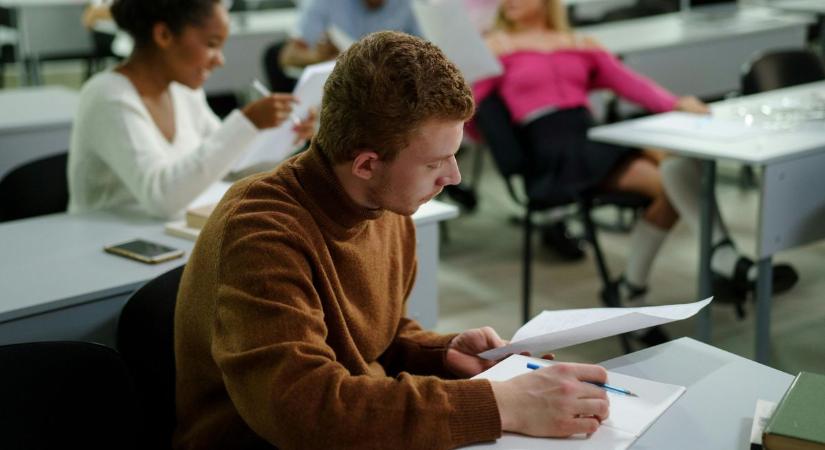Rendőrök az iskolákban: így küzdenek a drogok ellen Veszprémben