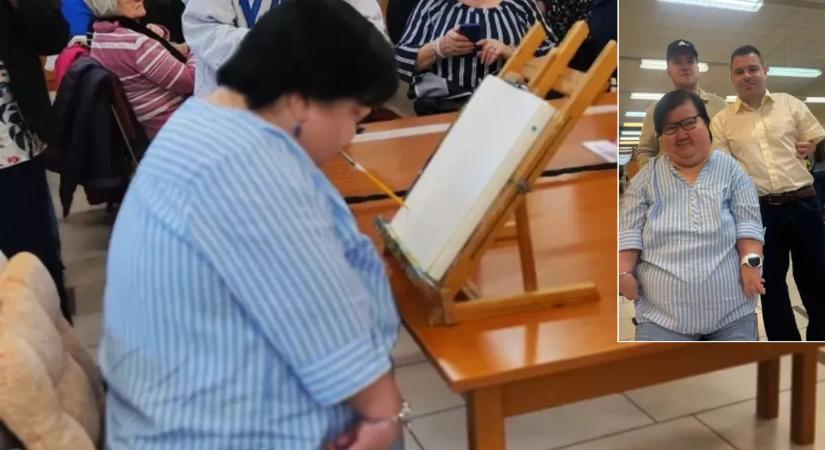 „Nevettek rajtam, de nem zavart” – donga végtagokkal lett kétgyermekes édesanya, ma szájjal festi újra a világot Dóra