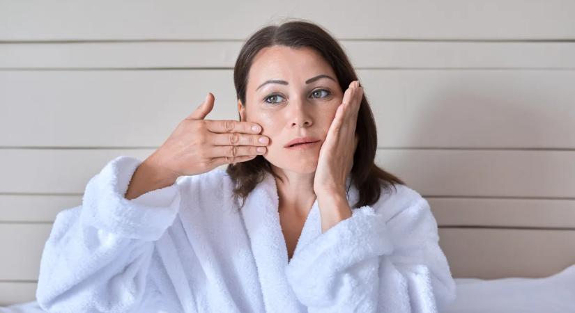 Feszesebb, fiatalosabb, ragyogóbb bőrre vágysz? Ez az 5 perces otthoni praktika csodákat művel az arcoddal