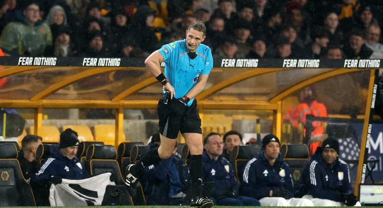 Menni kell, ha szólít a természet: meccs közben szaladt ki a mosdóba a Wolves–Aston Villa-mérkőzés játékvezetője