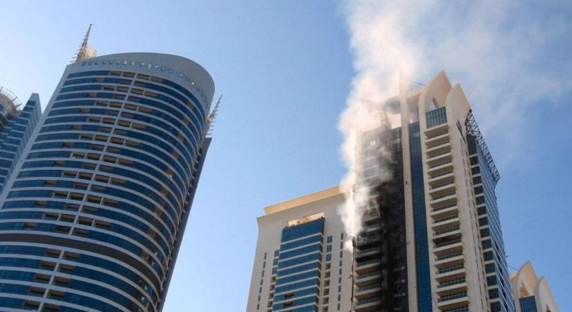 „Az ablakok is beleremegtek, a gyerekeknek azt mondtuk, hogy tűzijátékoznak” – interjú a Dubajban élő pécsi családdal