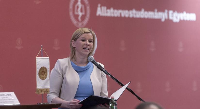 „Egymás emberi méltóságának tisztelete alap” – írja a felsőoktatási államtitkár, aki silány minőségű emberekről beszélt a diplomaosztón