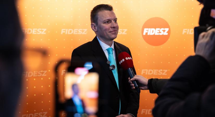 Menczer Tamás nem árulta el, hogy mennyi dolgozik azért a havi 1,5 millió forintért, amit miniszteri biztosként kap Szijjártó Pétertől