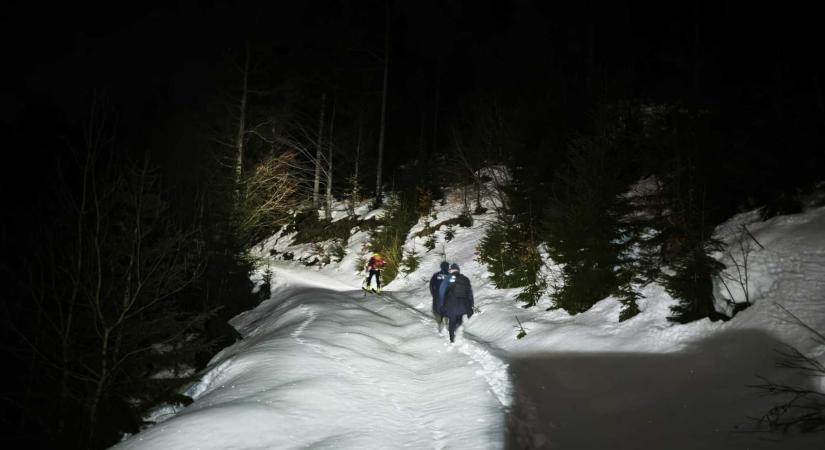 Három kimerült ukrán fiatalt hoztak le a hegyimentők a Máramarosi-havasokból