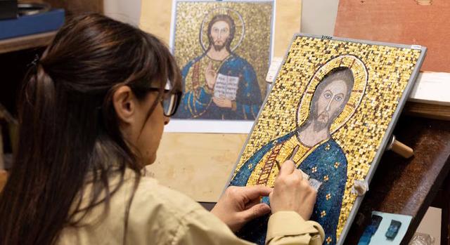 Évszázados technikákkal őrzik a Szent Péter-bazilika mozaikjait