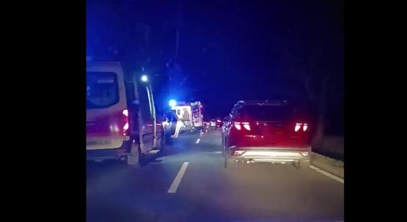 Egy kivilágítatlan biciklis miatt állt fejtetőre egy autós az 57-esen? Kórházba került a sofőr (VIDEÓ)