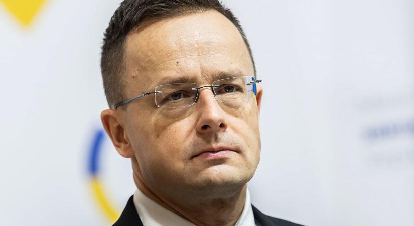 Szijjártó Péter már reggel 7-kor ledobta magát a földre