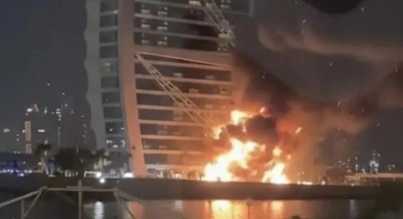 Lángokban állt Dubaj ikonikus szállodája, az iráni támadás áldozata lett a Burdzs al-Arab