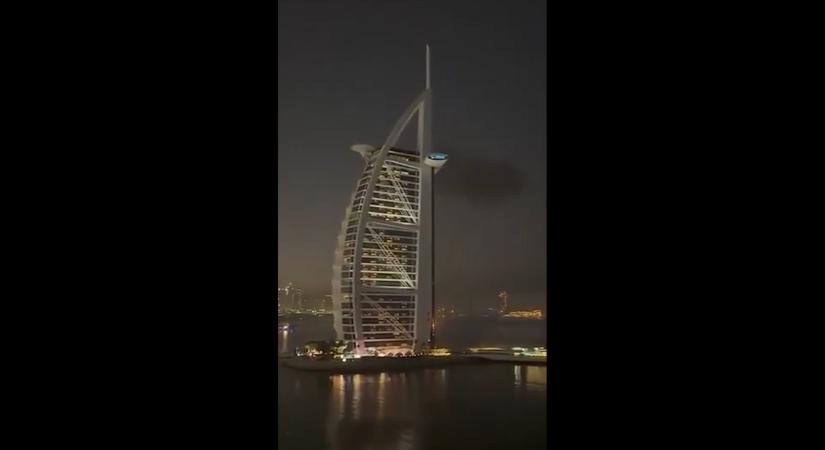 Lángokban áll a Burj Al Arab - Videó