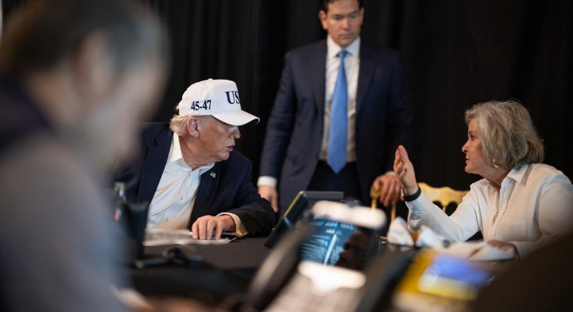 Elképesztő fotókon látható, ahogy Donald Trump megindította az Irán elleni hadműveletet