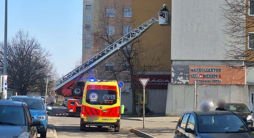 Tűzoltók és mentők száguldottak egy szombathelyi tízemeletes házhoz - fotók
