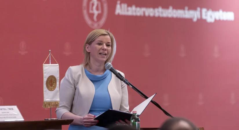 Hitvány, silány emberekről beszélt, kinevették, közölte: egymás emberi méltóságának tisztelete alap