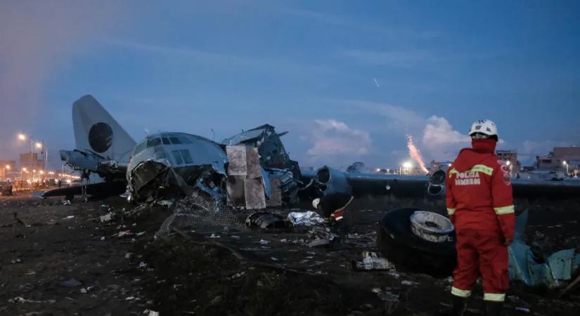 Lezuhant egy pénzt szállító repülőgép Bolíviában, könnygázzal próbálják távol tartani a tömeget