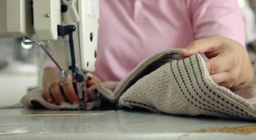 Ne dobd ki a régi törölközőt! Csodás neszesszer készülhet belőle 10 perc munkával