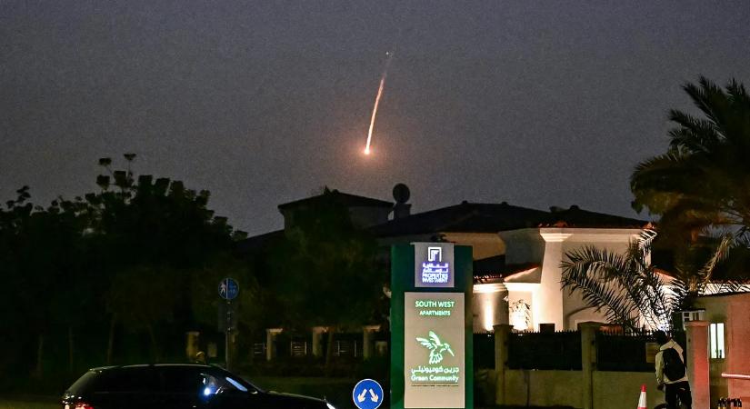 Dubaji luxusszállodát ért rakétatalálat, videón a becsapódás