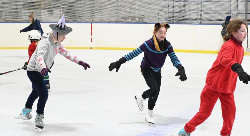 Szuperhősök és hercegnők lepték el a szolnoki jégpályát, nem mindennapi látvány fogadta a korizókat