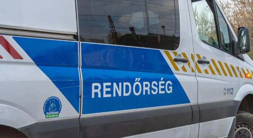 Videón a medgyesegyházi tanya titka – nézze, mire bukkantak a rendőrök a hordók mélyén