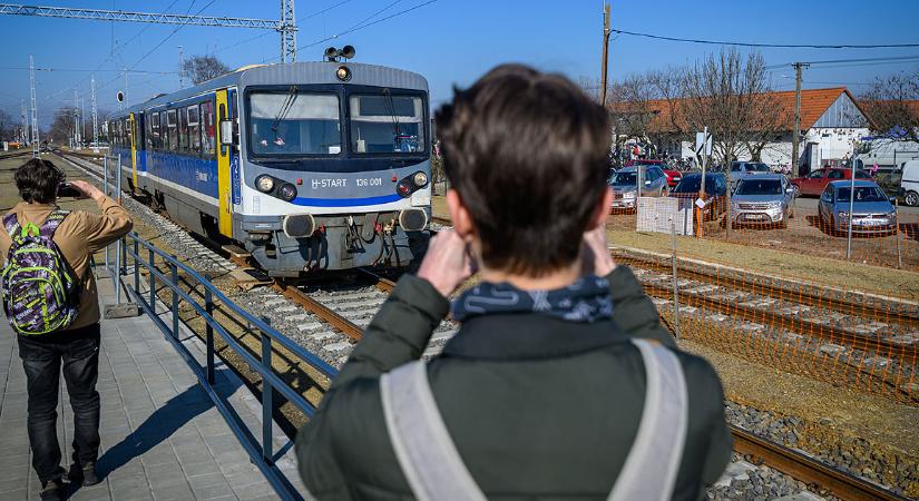 Rövidebb menetidő, biztonságosabb utazás: elindultak a vonatok a felújított pályán Debrecen és Balmazújváros között – fotókkal