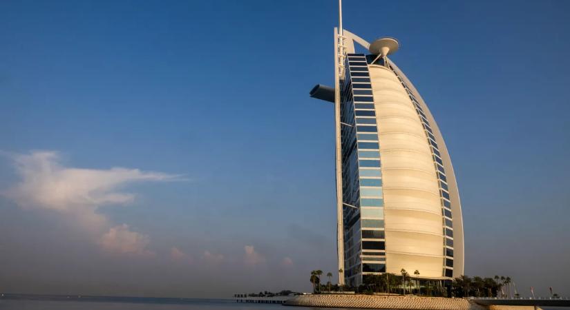 Dróncsapás érte a Burj Al Arabot: lángba borult Dubaj ikonikus luxusszállodája – döbbenetes felvétel