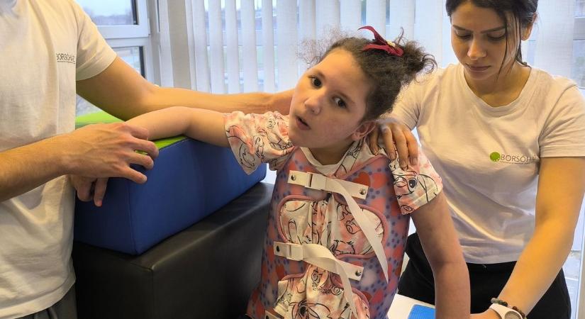 Baj összefog Kingáért: azért küzdenek, hogy újra kimondhassa – anya