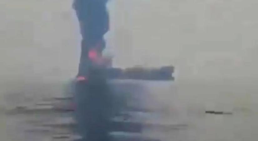 Lángokban áll egy tankerhajó: öt rakéta találta el - videó