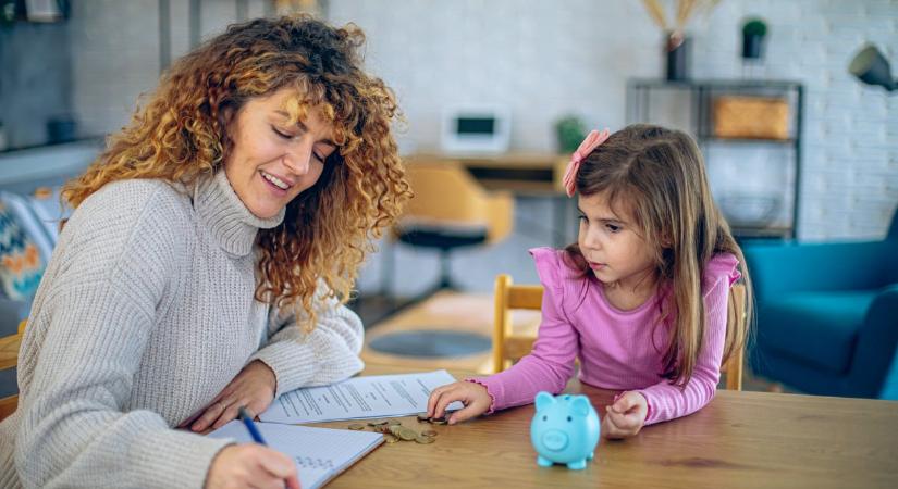 Kell-e tudnia a gyereknek, mennyit keresünk? Így beszélek a lányommal a pénzről