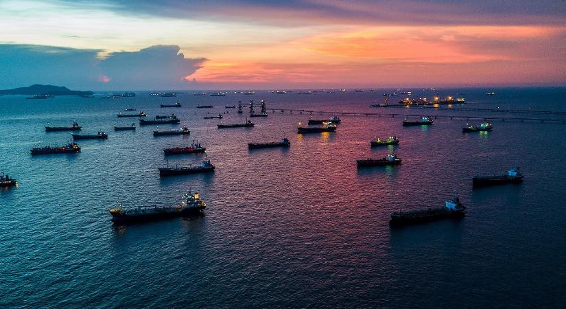 Pánik a világ legfontosabb útvonalán, rengeteg hajó vesztegel a nyílt vizen