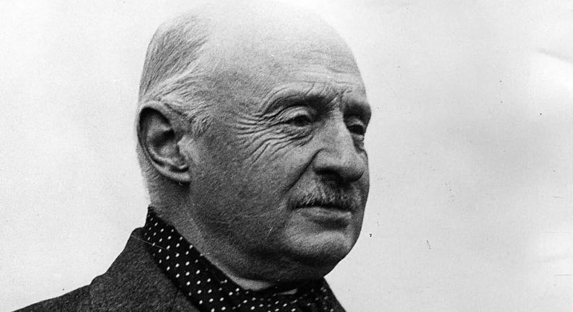 Horogkeresztes zászló a NOB-elnök koporsóján