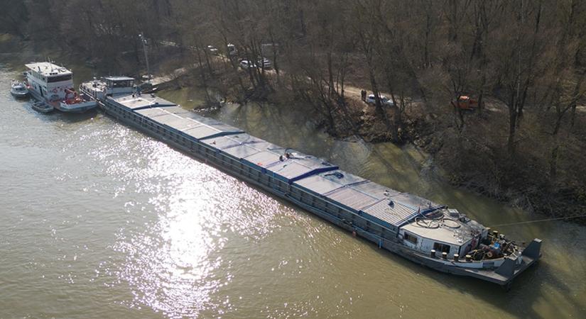Majdnem elsüllyedt az ezer tonna búzát szállító uszály a Dunán