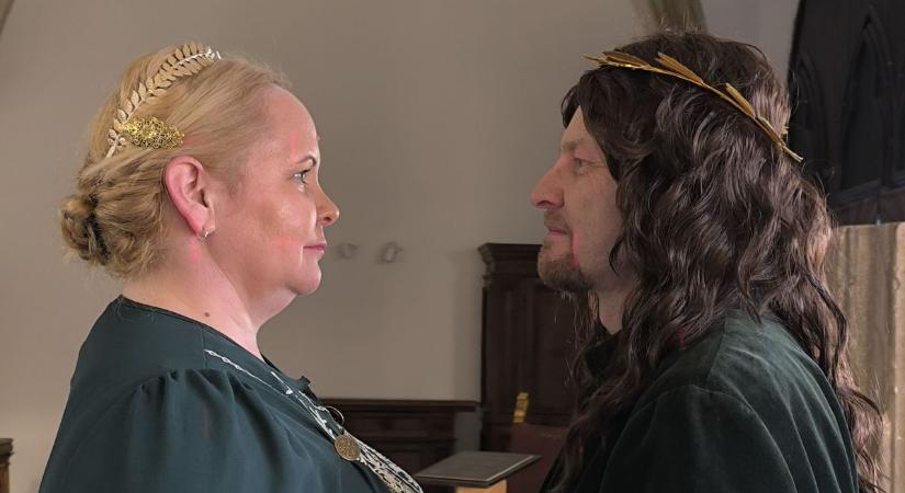 Mátyás király visszatért Tatára – különleges előadás keltette életre Beatrixszal közös történetét