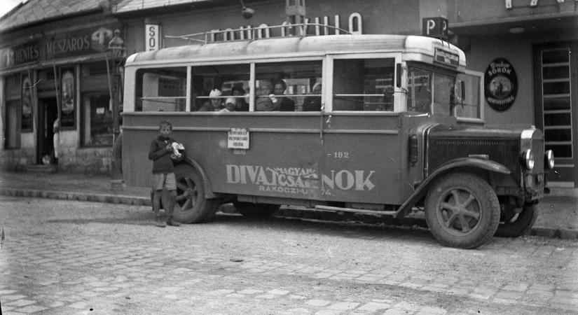 Nyitott fülke, filléres jegyek – 111 éve járják a buszok Budapestet – Galéria