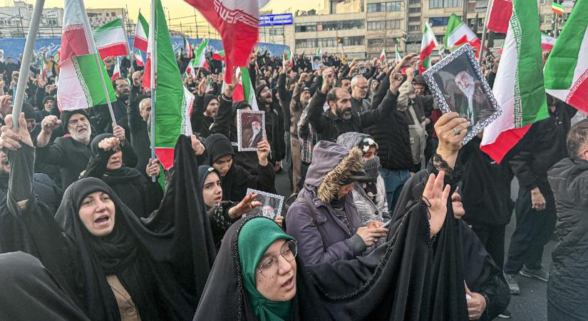 Százezres tömegtüntetést tartottak Teheránban a rezsim hívei Ali Hamenei megölése után